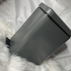 Trash Can With Foot Pedal/ Stainless Steel