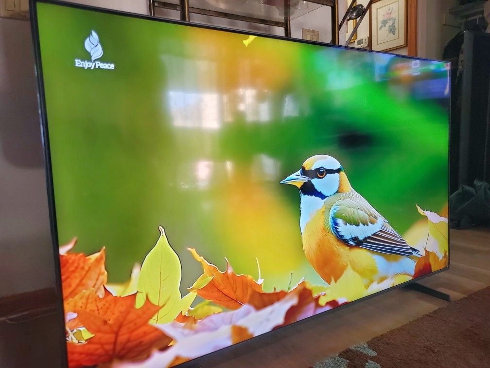 75" Samsung Chrystal Smart Tv 4k Excellent Condition Less Than 8 Months Old. Great Quality Pic No Scratch Come With Universal Remote
