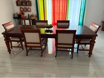Dining room set (includes 6 rolling chairs and extendible table in good condition