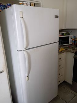 Frigidaire White Top-Freezer Refrigerator
