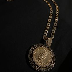 Gold spinning virgin mary pendant necklace 