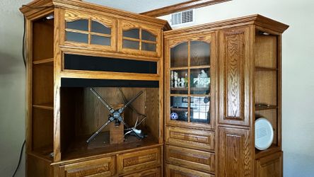 Solid Oak Entertainment Center / Wall Unit – Excellent Condition