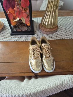 Air Nike (Gold)
