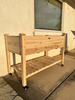 Raised garden bed