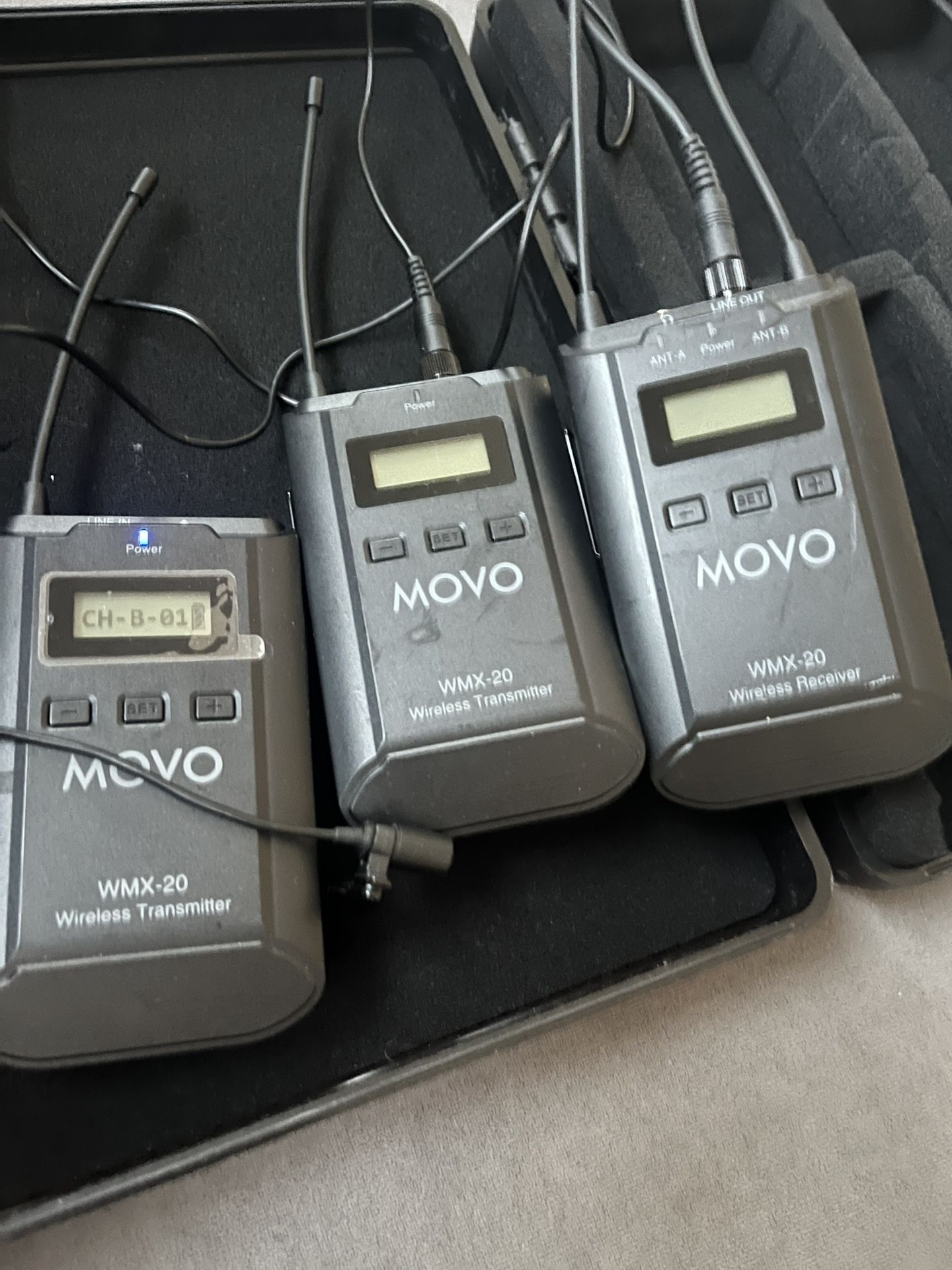 Movo WMX-20 Wireless Lavalier Mic Set – Great Condition