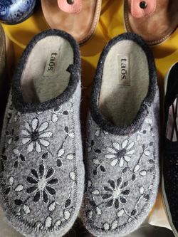 Taos Slippers Size 10.5/42