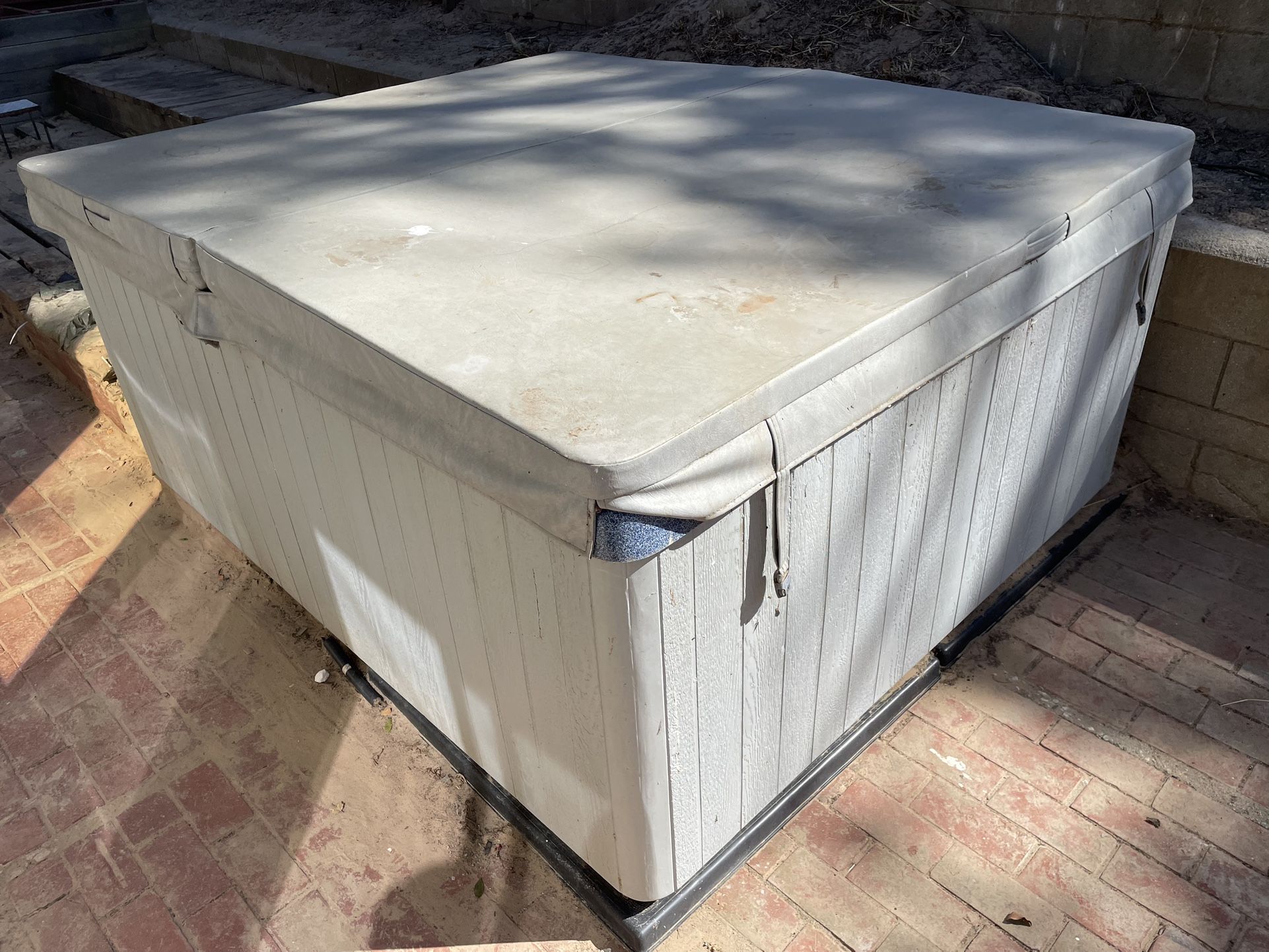 Free Jacuzzi Hot Tub.