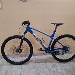 TREK MARLIN 6 MOUNTAIN BIKE 29 ER LIKE NEW ( CHECK MY OTHER BIKES)