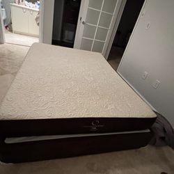  Memorgworjs Queen size Mattress and bed frame for sale