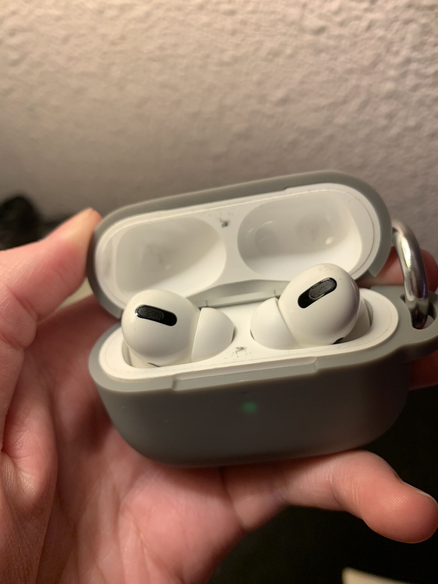 Airpods Pro + Case + Eartips + Charging Cube