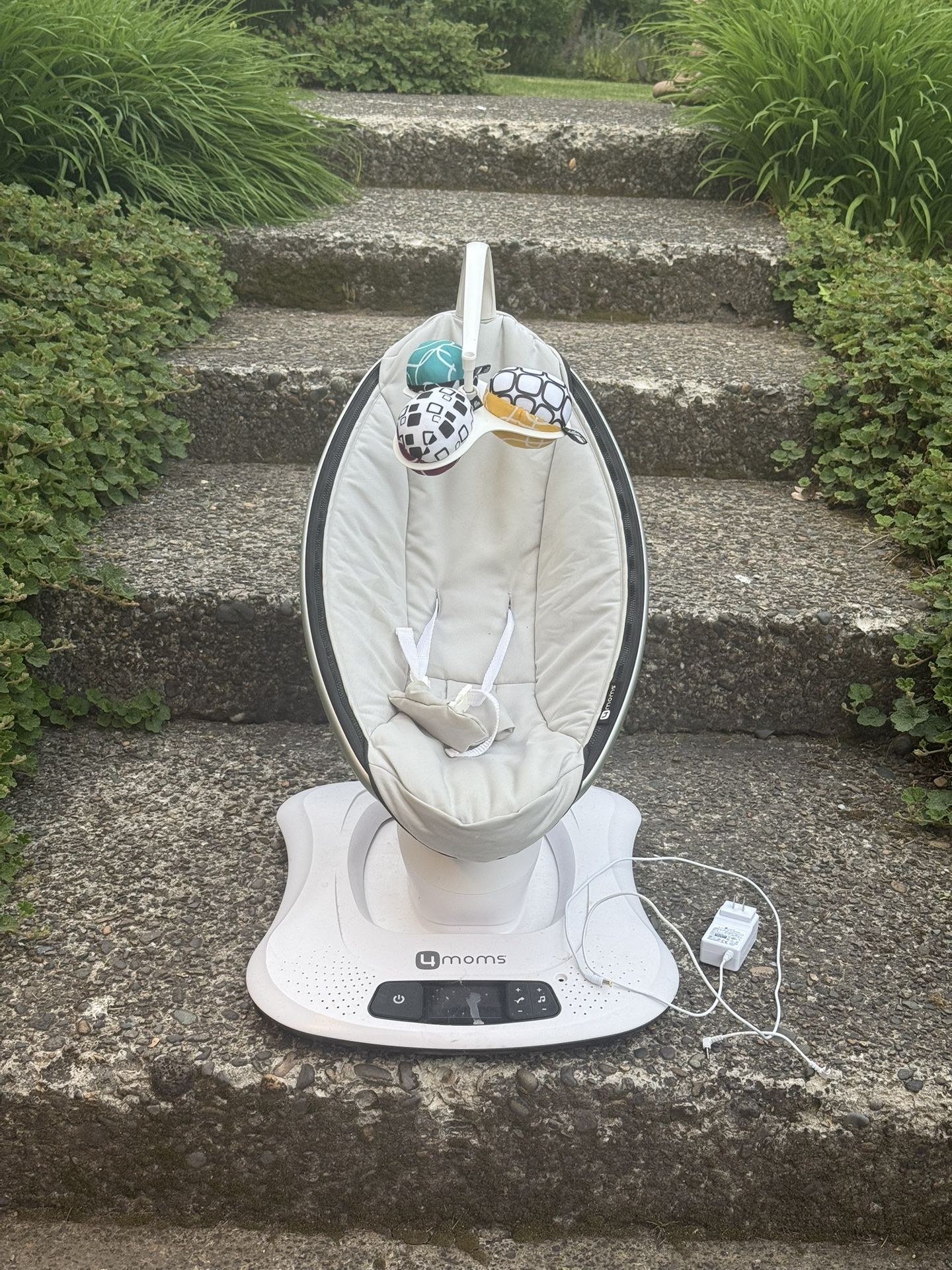MamaRoo (4moms) multi-motion swing with music(model 1037)