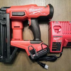 Milwaukee M18 Fuel 16 GA Straight Finish Nailer Kit