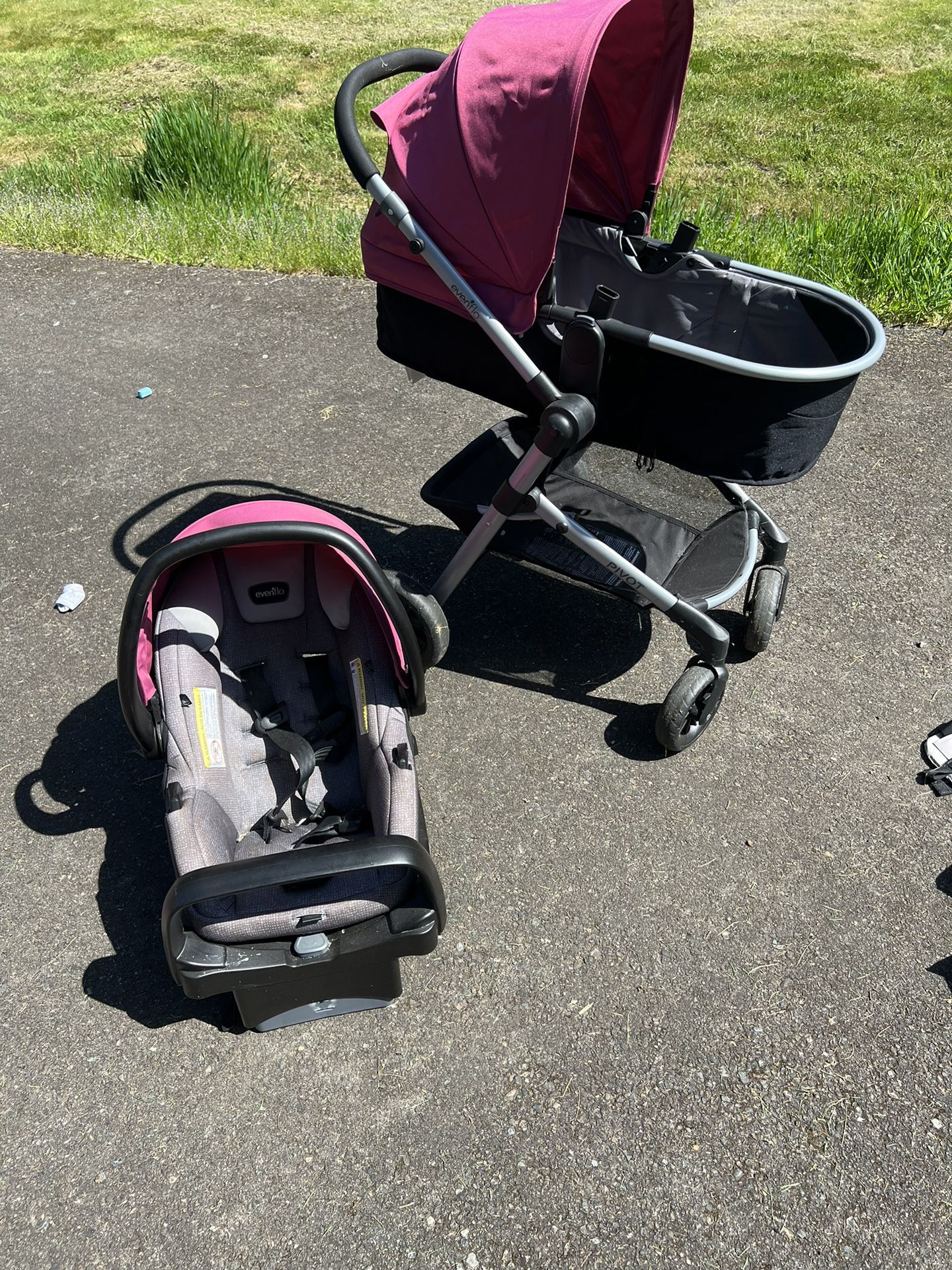 Evenflo Car seat/bassinet And Stroller