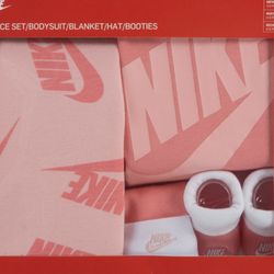 Nike 4 Piece Set 0-6 Month 