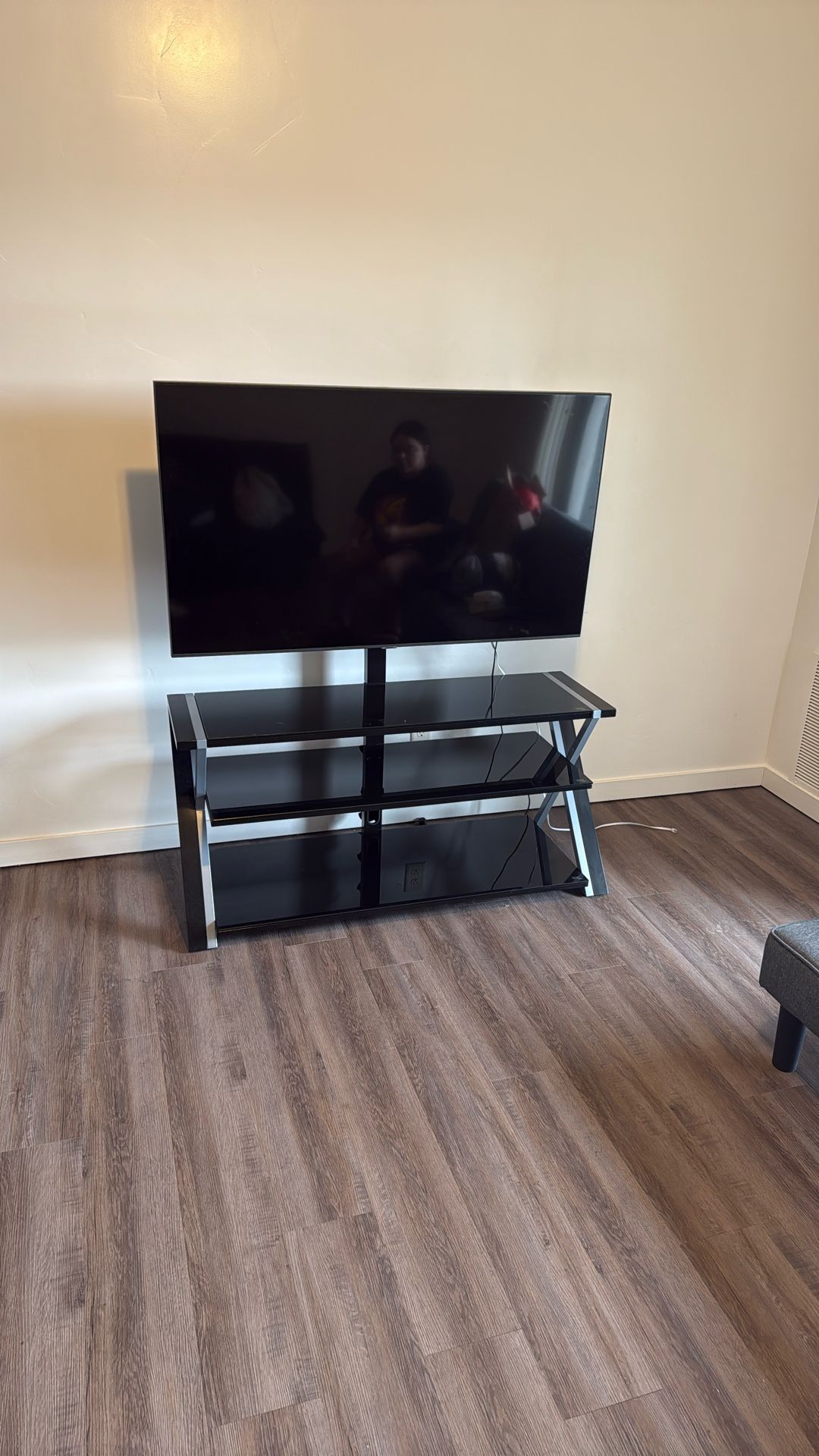 Pivoting Tv Stand And 55’ TV
