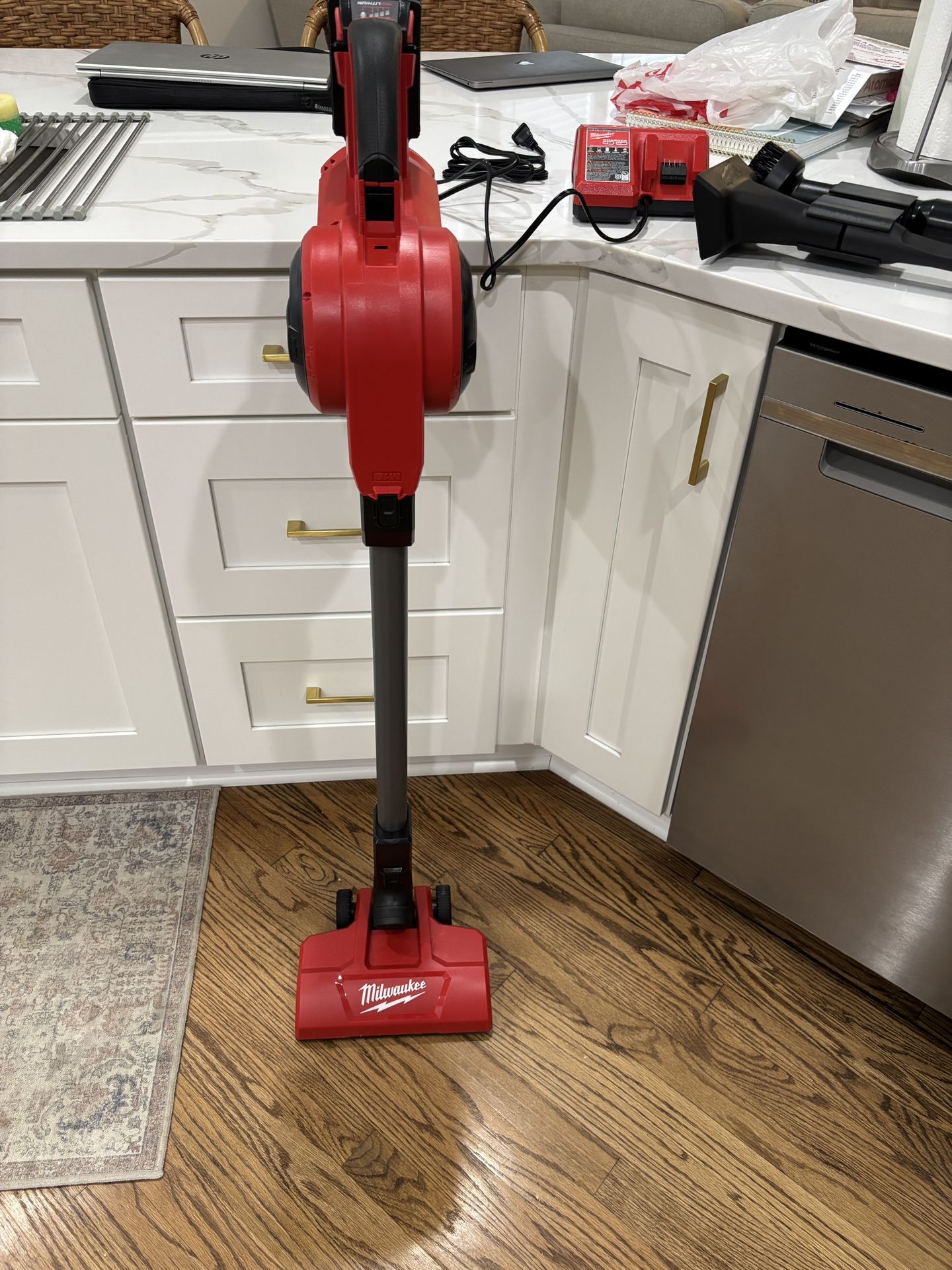 Milwaukee 0940-20 M18 FUEL Compact Vacuum With Charging station And Battery