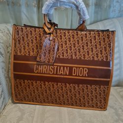 DESIGNER CD GRAND / LARGE BROWN TOTE HANDBAG WITH PURSE
