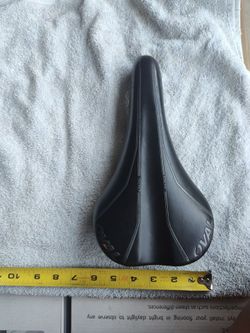 Oval 300 bicycle saddle