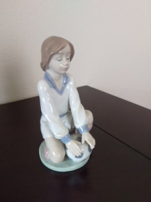 LLADRO Posed Soccer Player