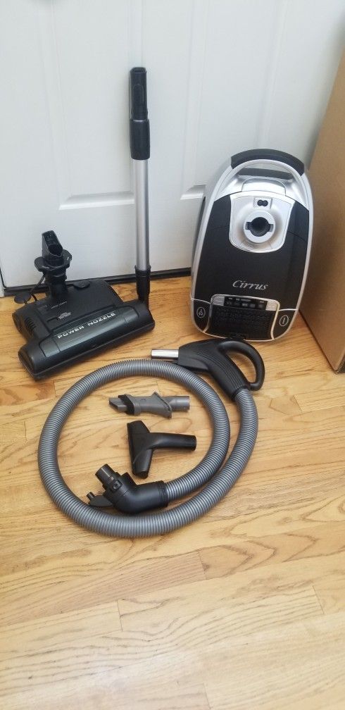 New Cond KENMOR CANISTER VACUUM WITH ALL ATTACHMENT , WORKS EXCELLENT , AMAZING POWER SUCES ,