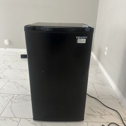 Mini Fridge – Works, Needs Minor Fix 