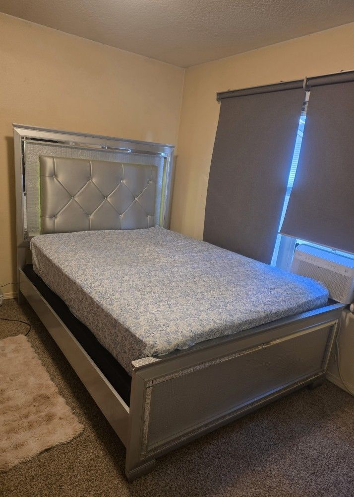 FAST PICKUP – Queen Bedroom Set – $300 (SE Portland)