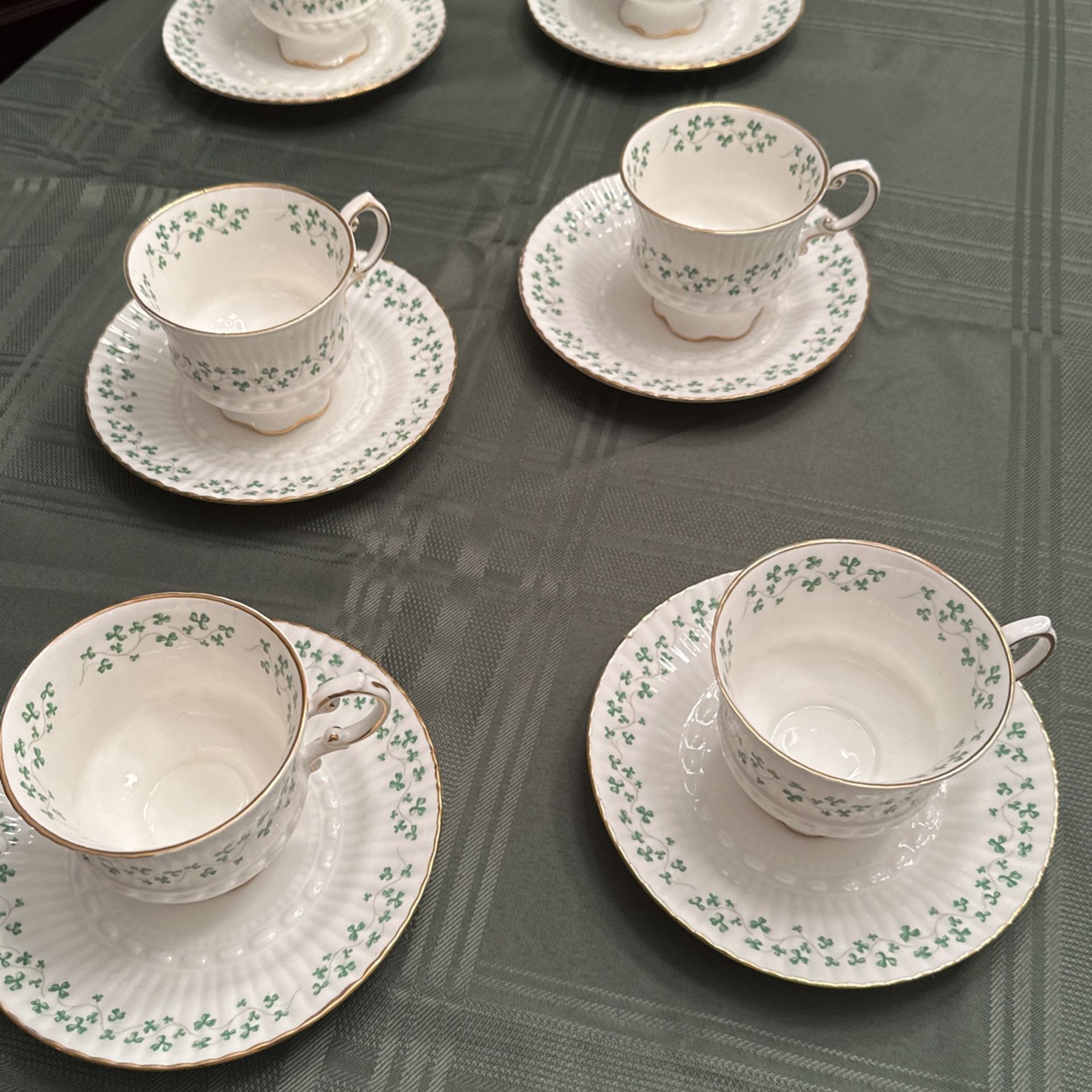 34 Pc Royal Tara Shamrock Ribbed Fine Bone China Tea Cup & Saucer Set