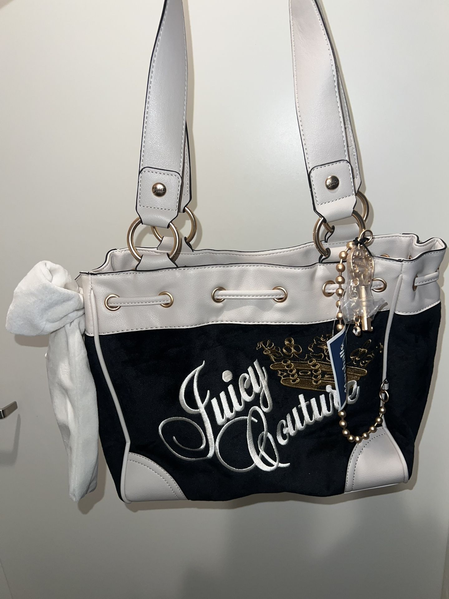 JUICY COUTURE BLACK AND WHITE DAYDREAMER BAG