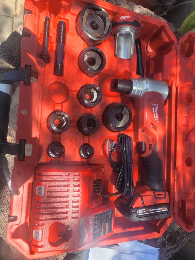 New Milwaukee Battery Powered Knock Out Set