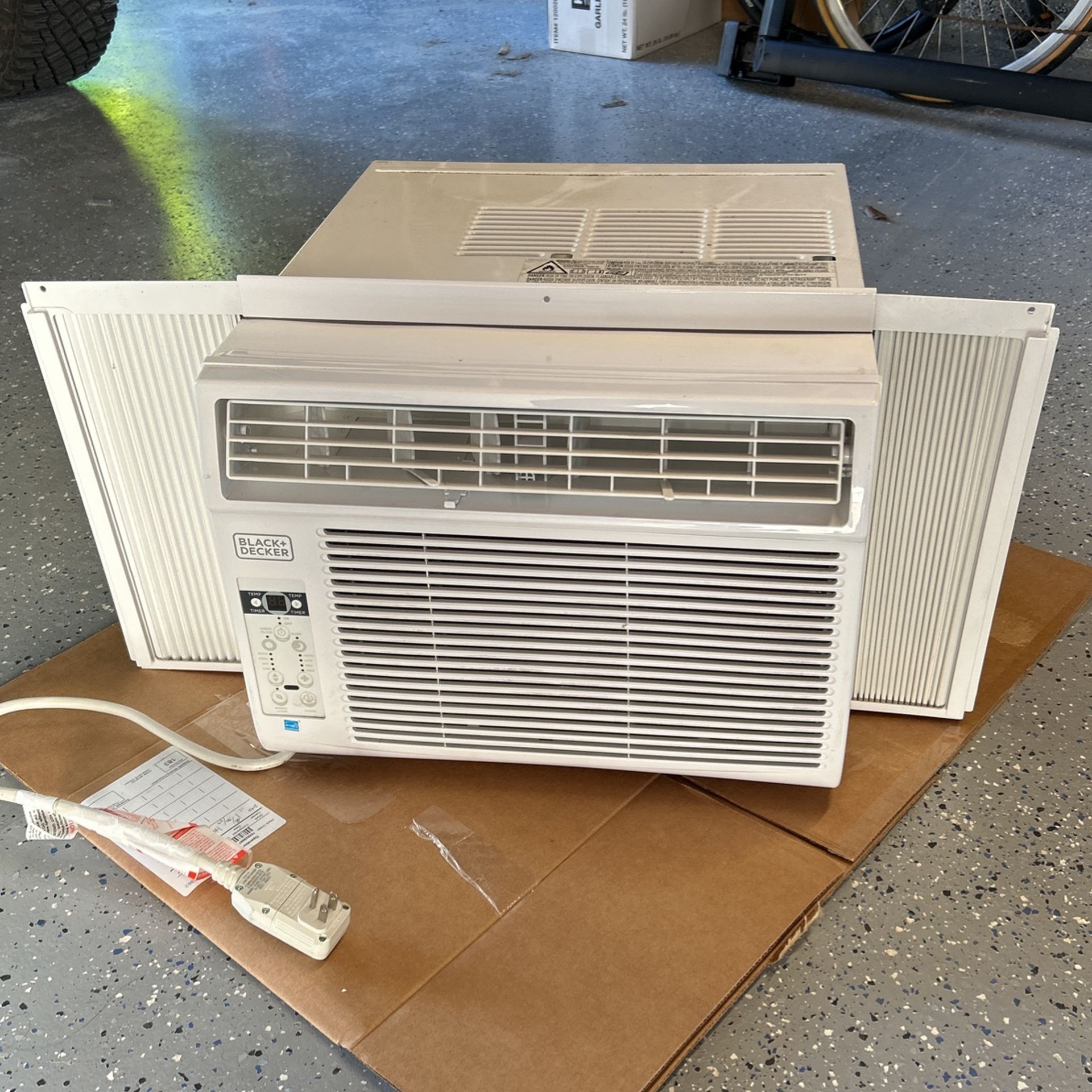 Black + Decker- AC Window Unit