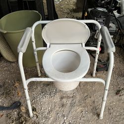 ADJUSTABLE BEDSIDE COMMODE