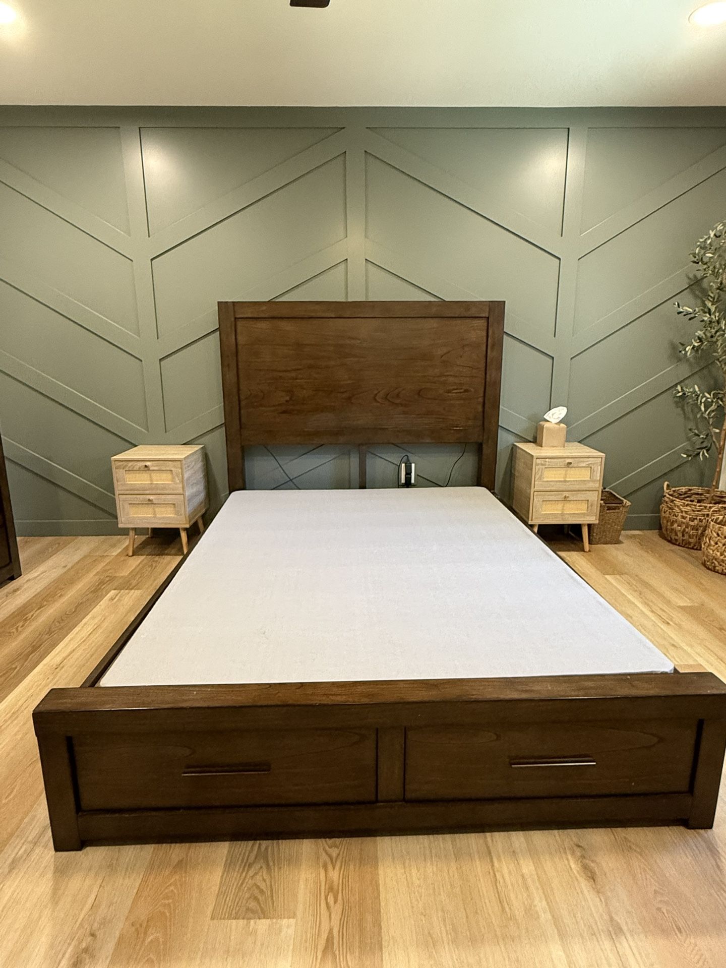 Modern Storage Bed w/ Built-In Charging Stations – Excellent Condition! (Living Spaces)