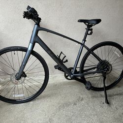 New Trek FX bike Gen 4 Size L W/ lights, kickstand, phone holder and bottle holder.