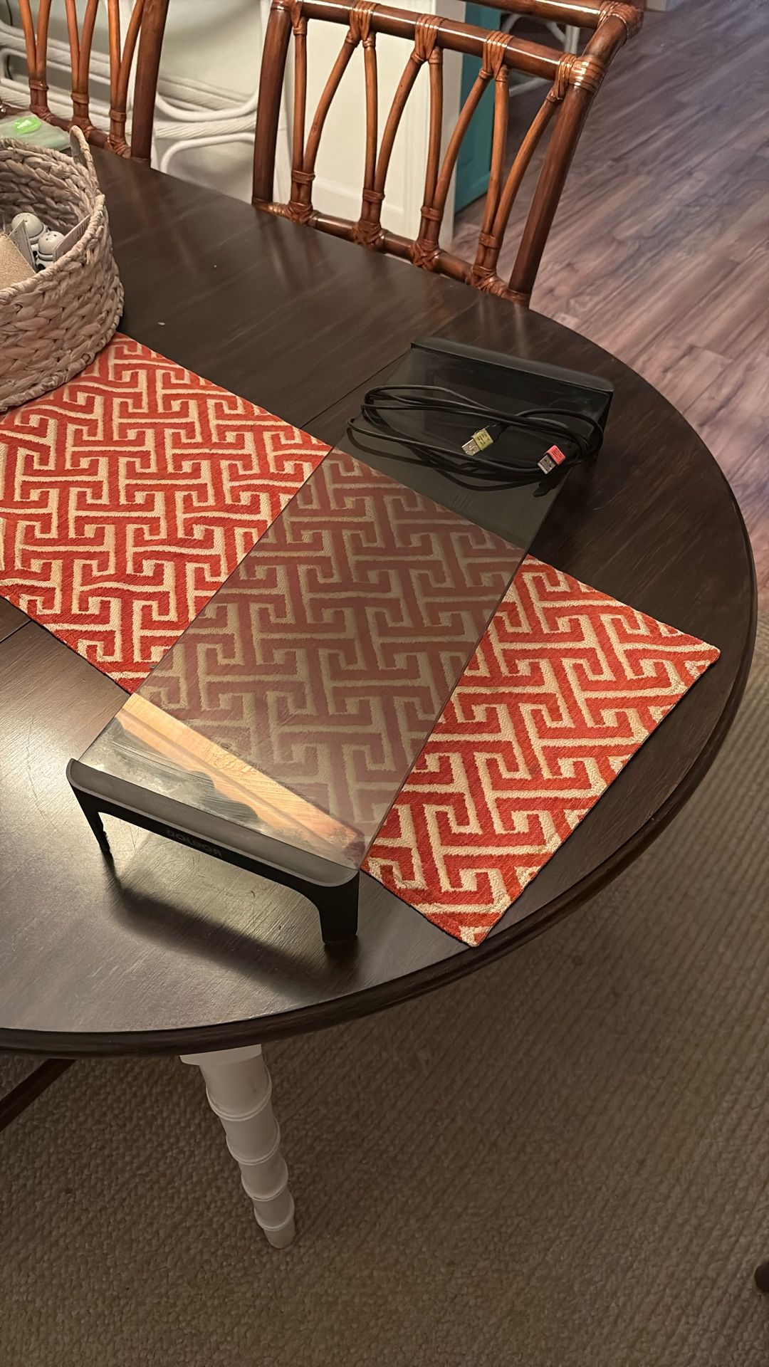 Doldoa Glass Desk Stand (USB Power)