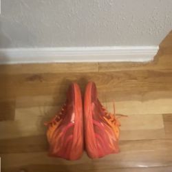 LaMelo supernova basketball shoes 9.5m