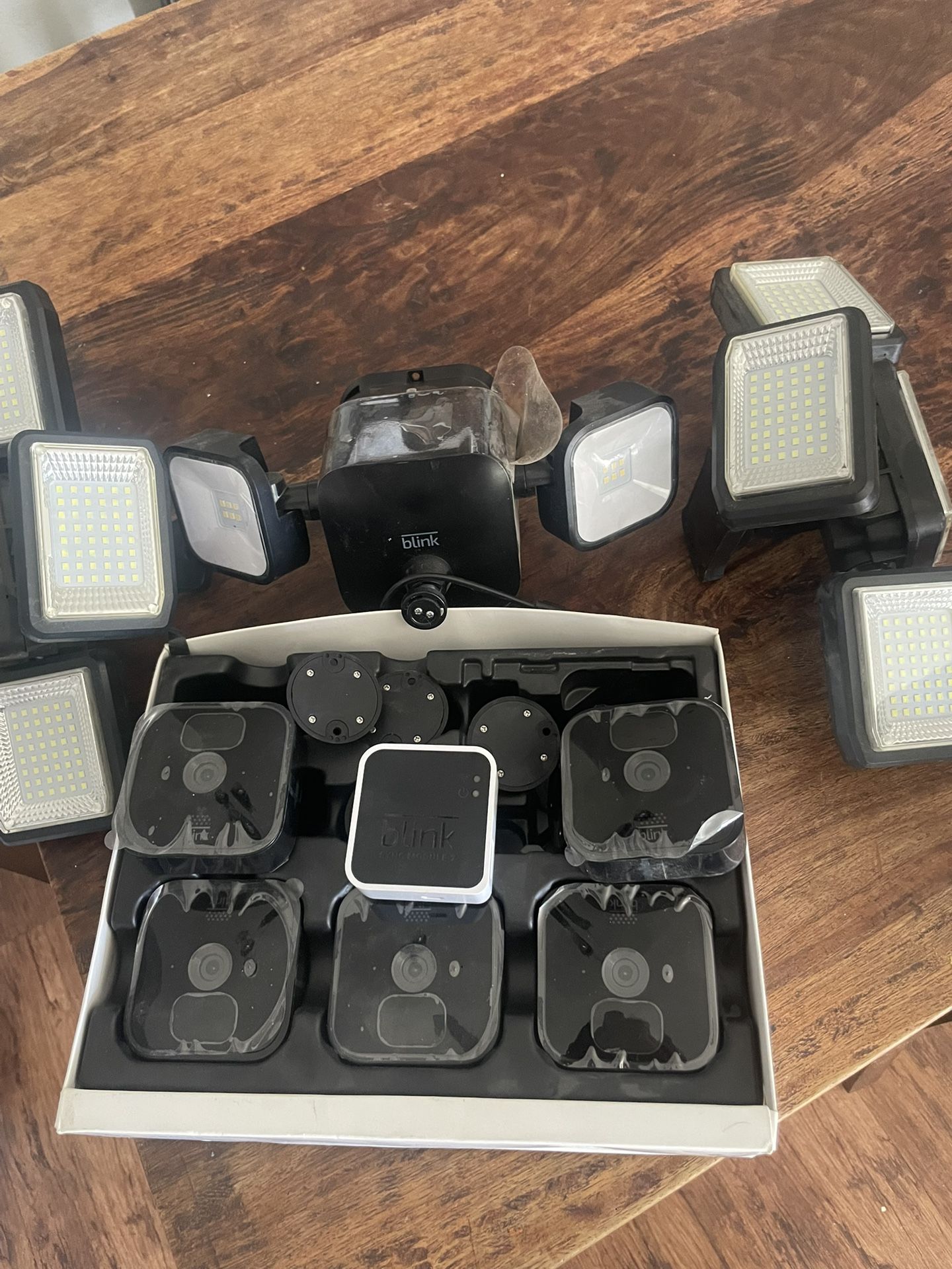 Brand New Blink Wireless Wi-Fi 5 Camera Smart Home Surveillance With App Kit - w/ Brand New Infrared & Motion Activated Flood Lightsq