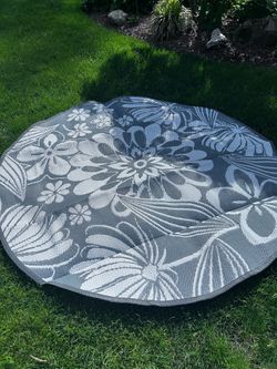 ROUND GRAY & WHITE OUTDOOR RUG