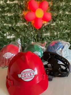 Cascos de seguridad nuevos – varios colores/Brand New Hard Hats – Multiple Colors