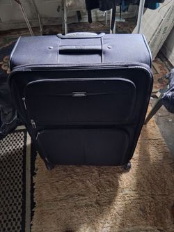 Real nice rolling suit case
