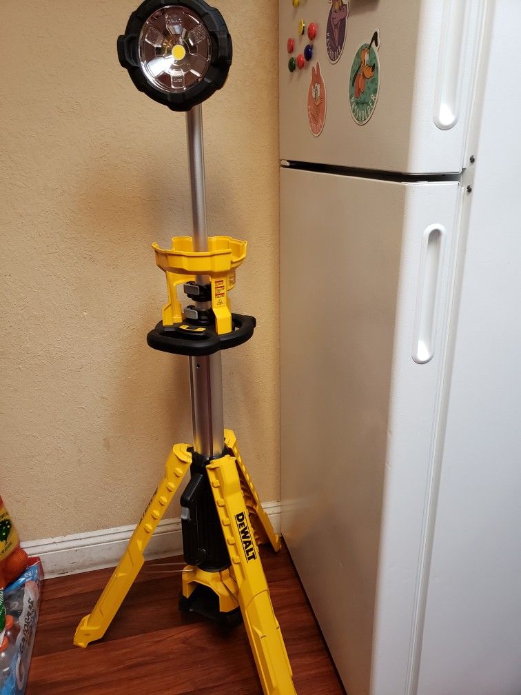 Tripod light 2025 dewalt