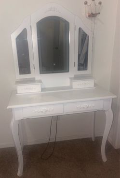 Vanity makeup table