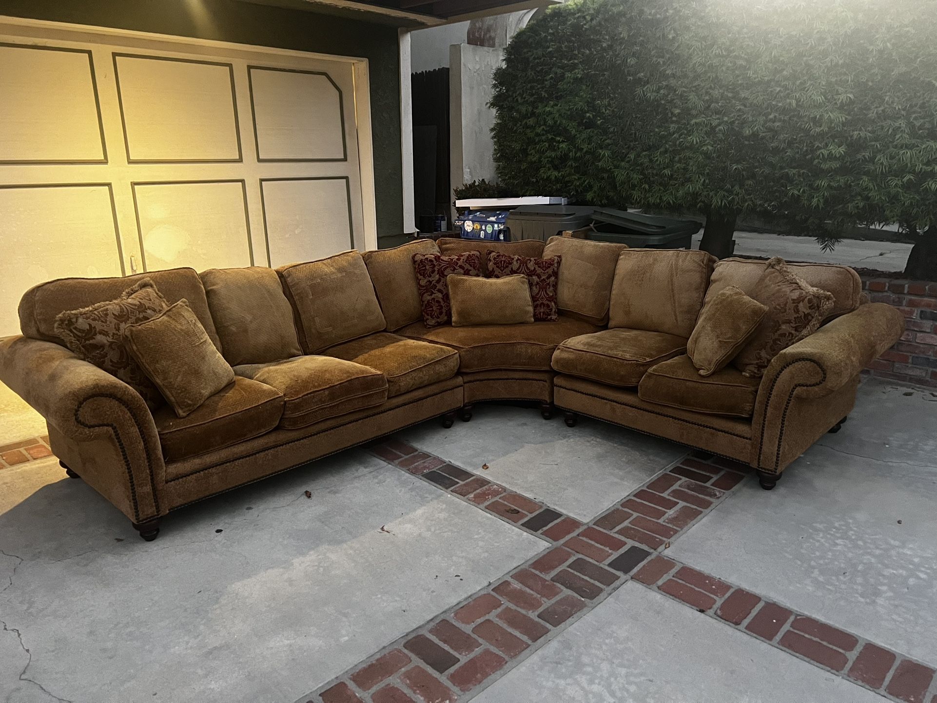 Comfortable L Couch - 6 to 8 Seats