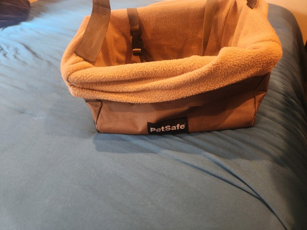 Pet Car Seat For Small Dogs 10lbs Or Less. Great Condition.