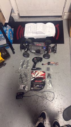 Traxxas Slash 1/10-Scale 2WD Short Course Race Truck with LED lights and charger