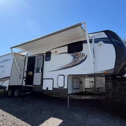 2014 Jacyco 3 Slide  5th Wheel Camper 33ft