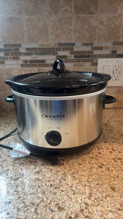 Crock pot slow cooker with lid. (lightly used)