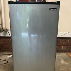 Magic Chef Mini Fridge – 3.5 cu ft – Like New – $80