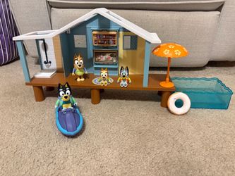Bluey Beach House Playset with Figures