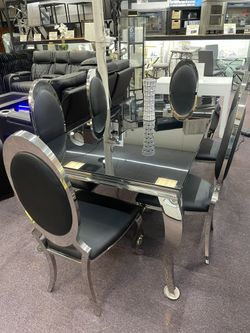 Beautiful black glass table and six chairs