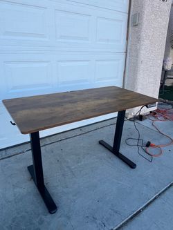 Electric adjustable standing desk